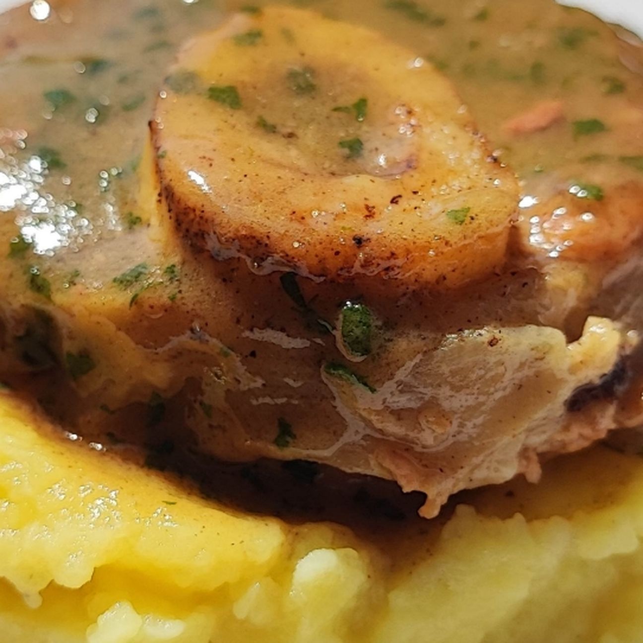 Ossobuco di vitello con salsa alle acciughe e prezzemolo