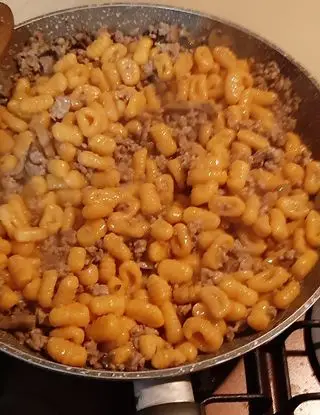 Ricetta Gnocchetti alla curcuma con salsiccia e funghi di gisellagrammatica