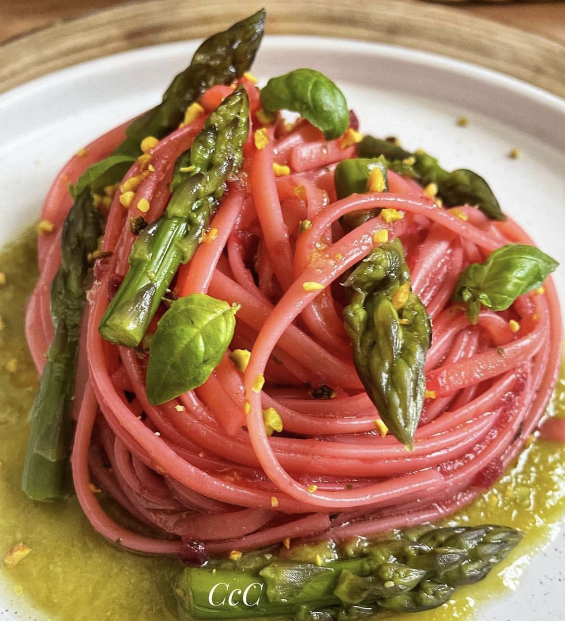 LINGUINE ROSSE IN CREMA DI ASPARAGI E GRANELLA DI PISTACCHI