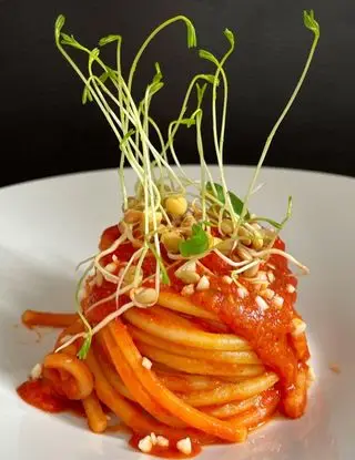 Ricetta Spaghettoni al pomodoro,granella di mandorle e germogli di lenticchie di cucina_con_cristina