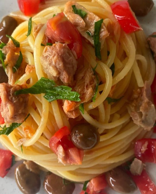 Spaghetti al tonno olive e pomodorini