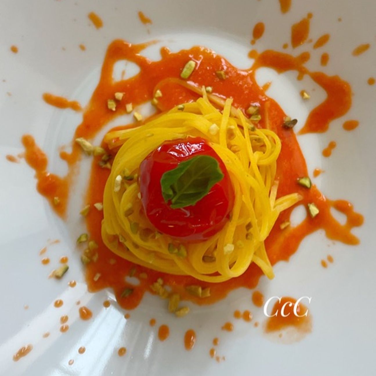 Tagliolini con crema di pomodorini caramellati e granella di pistacchi