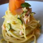 Ricetta Spaghetti alla carbonara di zucchine e salmone