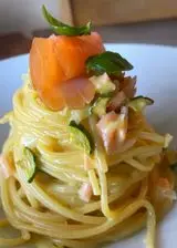 Ricetta Spaghetti alla carbonara di zucchine e salmone