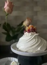 Ricetta Pavlova con briciole di rose