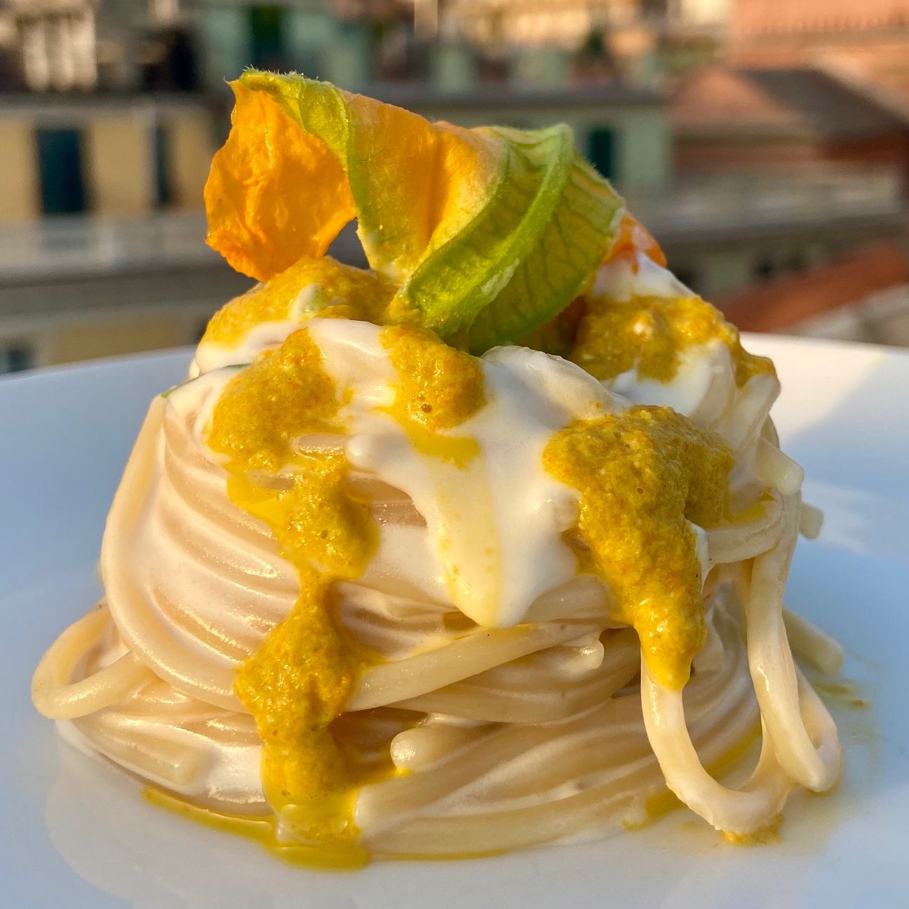 Spaghetti al pesto di fiori di zucca e crema di parmigiano 💚
