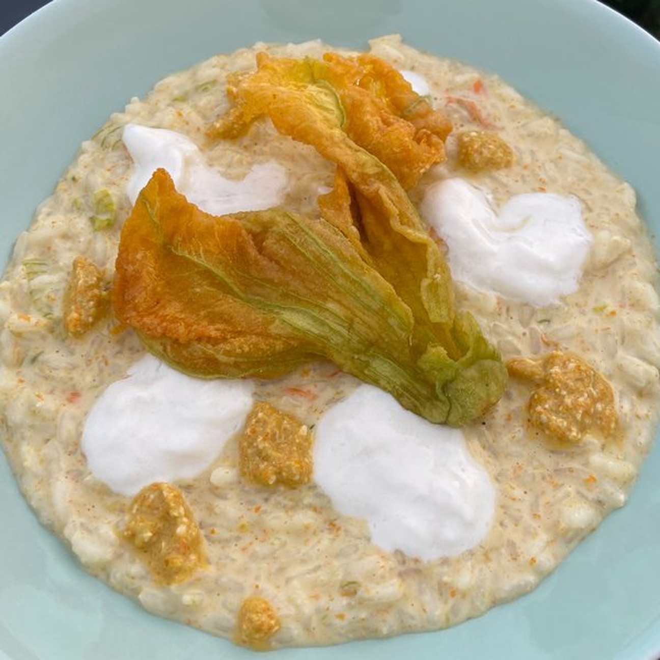 Risotto con fiori di zucca, stracciatella, mantecato al caprino 🥰