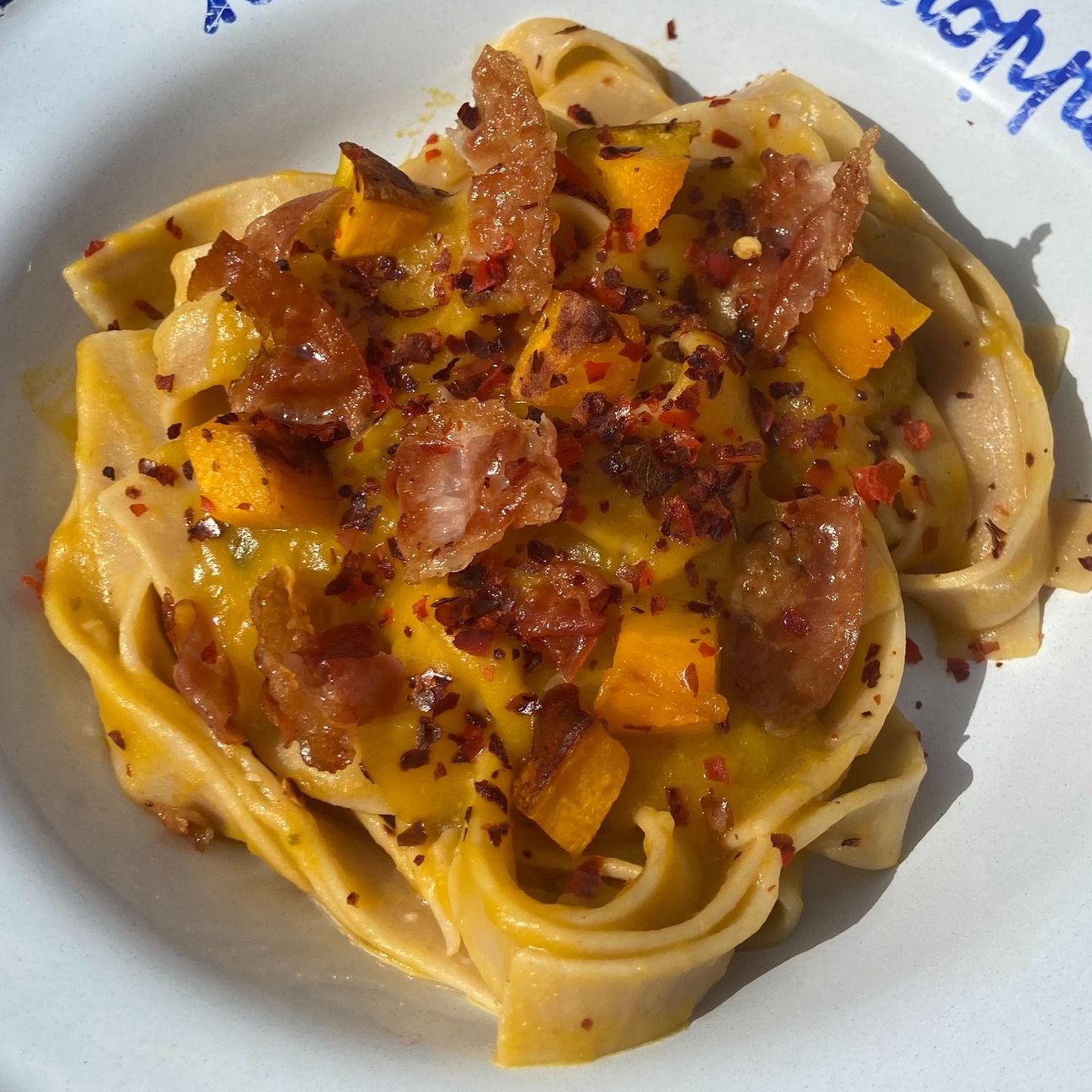 Fettuccine integrali alla zucca, pancetta croccante e polvere di peperone 🥰