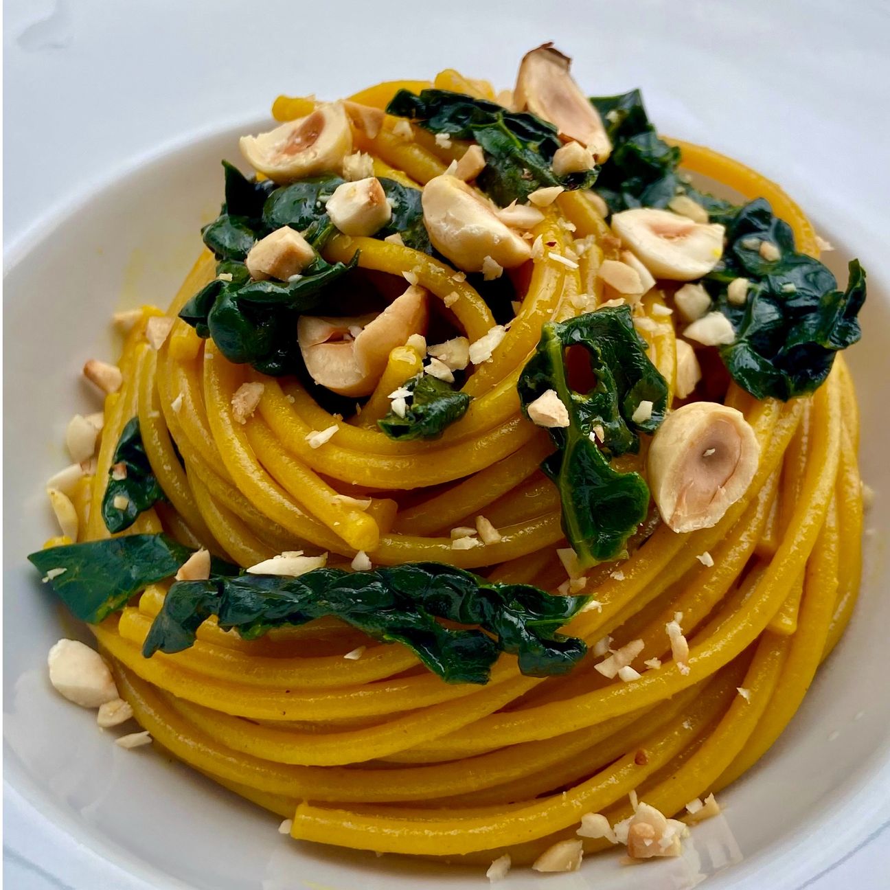 Spaghetti alla curcuma, zafferano e cavolo nero 😍