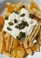 Ricetta Pasta ai pomodorini gialli, stracciatella e pistacchi😊