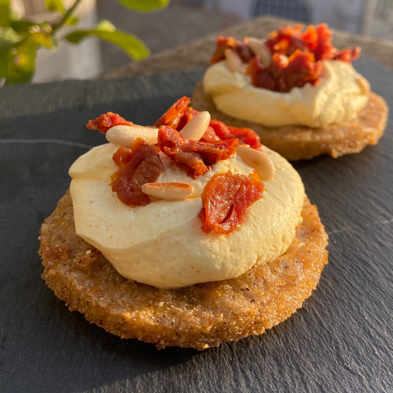 Polenta crunchy con mousse di ricotta, pomodorini secchi e pinoli 😍