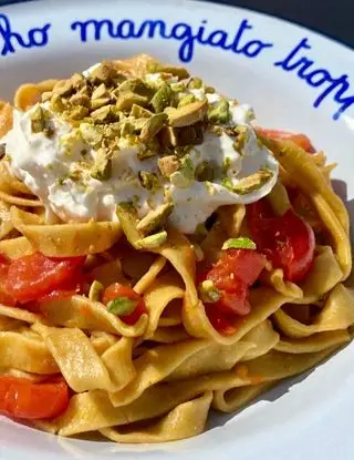 Ricetta Fettuccine al sugo di pomodorini freschi, stracciatella e pistacchi 🤩 di ninnalemon