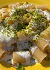 Ricetta Mezzi rigatoni, fave, crema di pecorino e pistacchi 💚