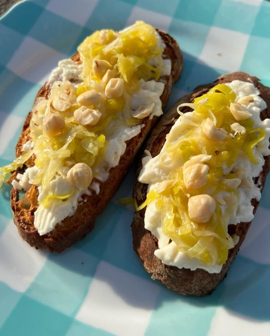 Crostini ai porri, stracchino e nocciole 😍