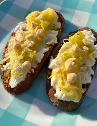 Ricetta Crostini ai porri, stracchino e nocciole 😍 di ninnalemon