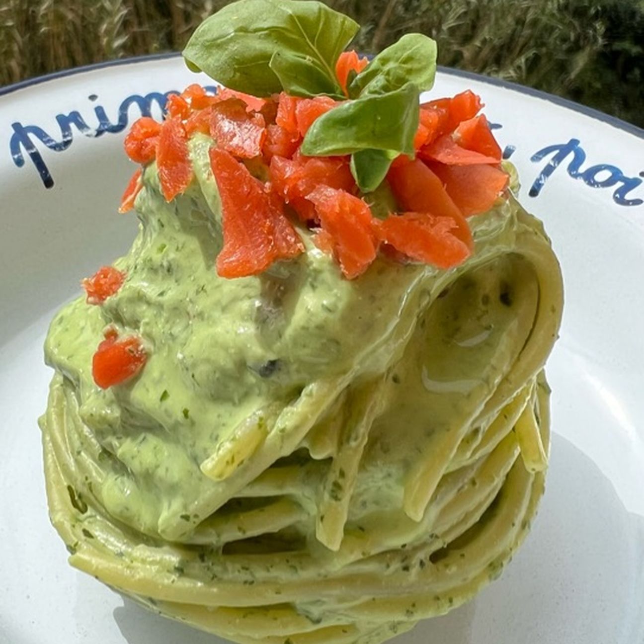 Spaghetti con crema di basilico e salmone 🤤