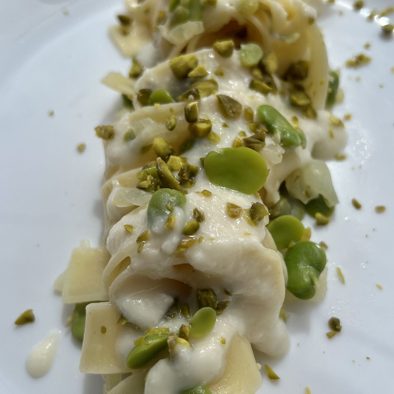 Pappardelle, fave, crema di pecorino e pistacchi