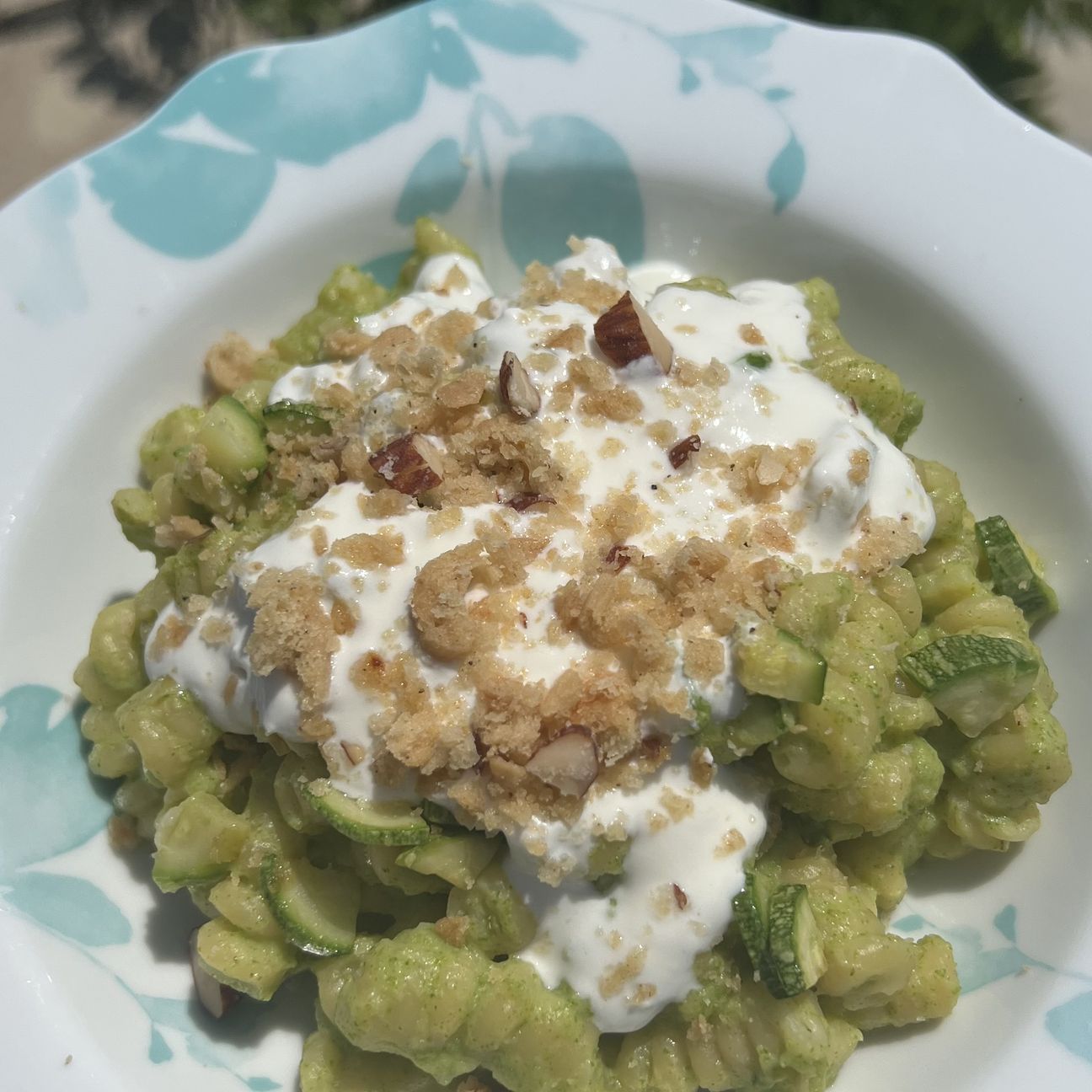 Fusilli con zucchine, crema di robiola e taralli