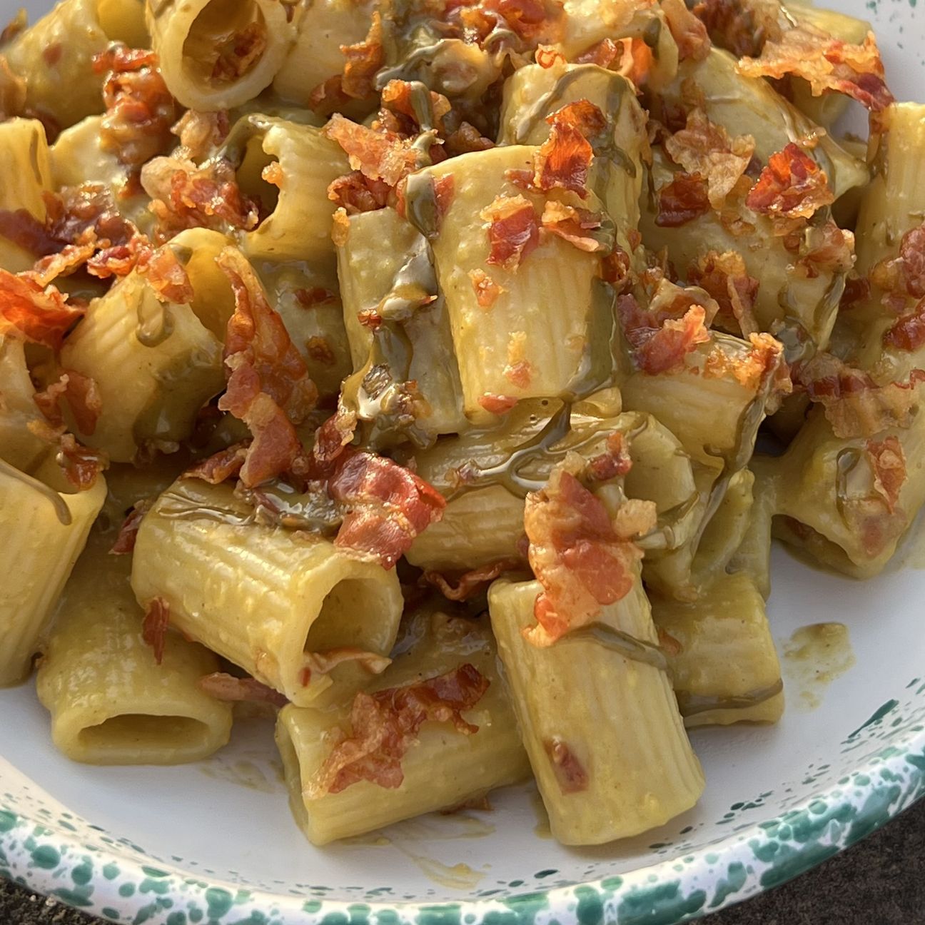 Fake carbonara al pistacchio e crumble di pancetta