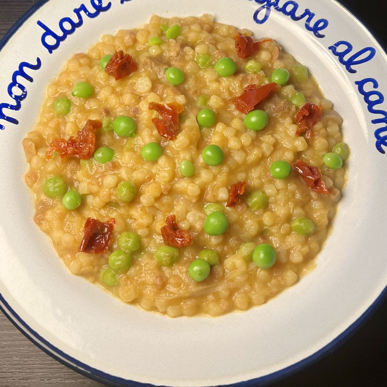 Fregola sarda, pomodorini e piselli