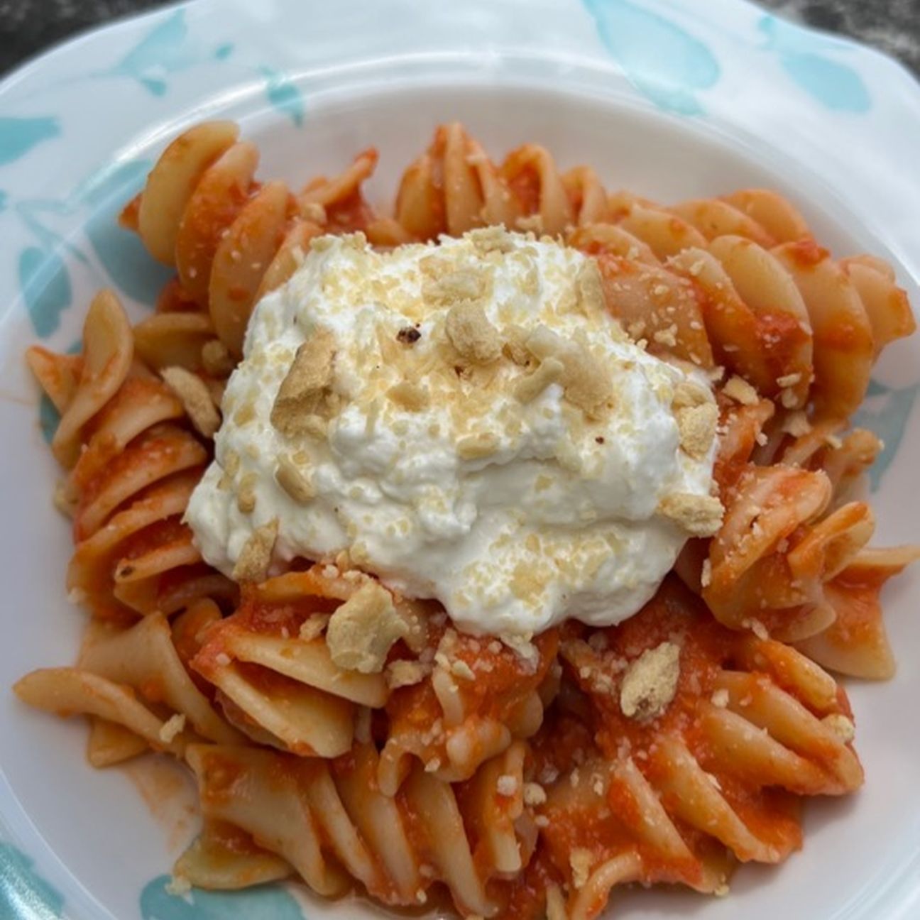 Pasta fredda al pomodoro e stracciatella