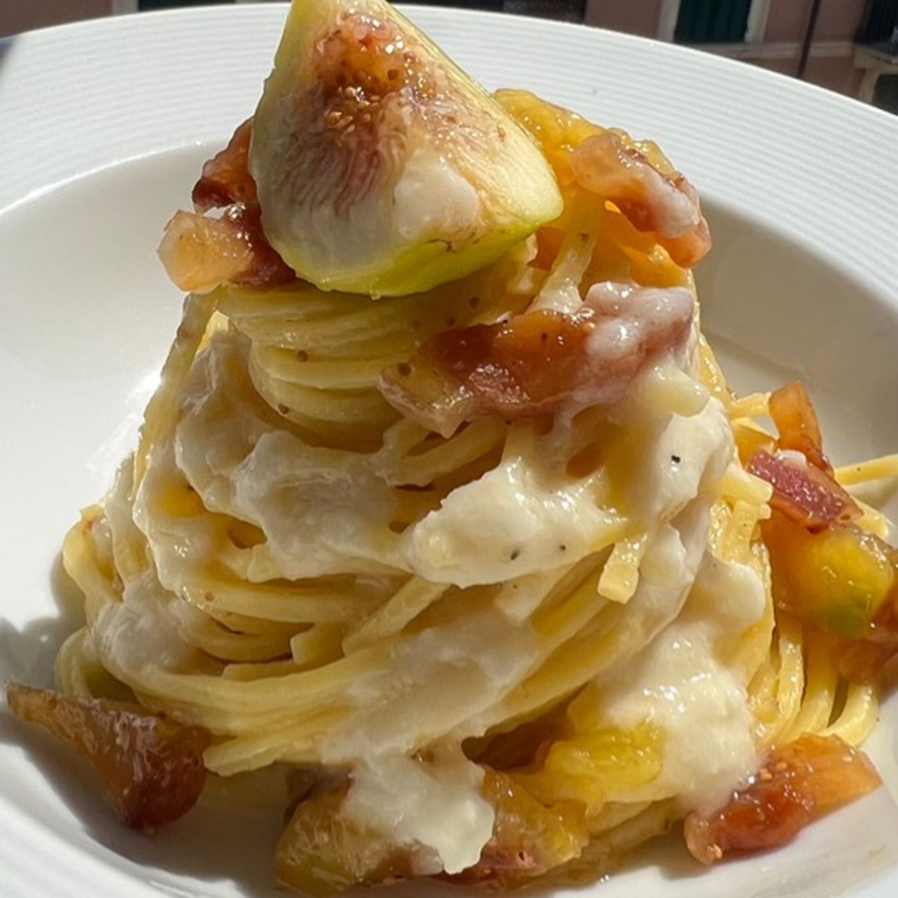 Fichi caramellati, pecorino e guanciale croccante