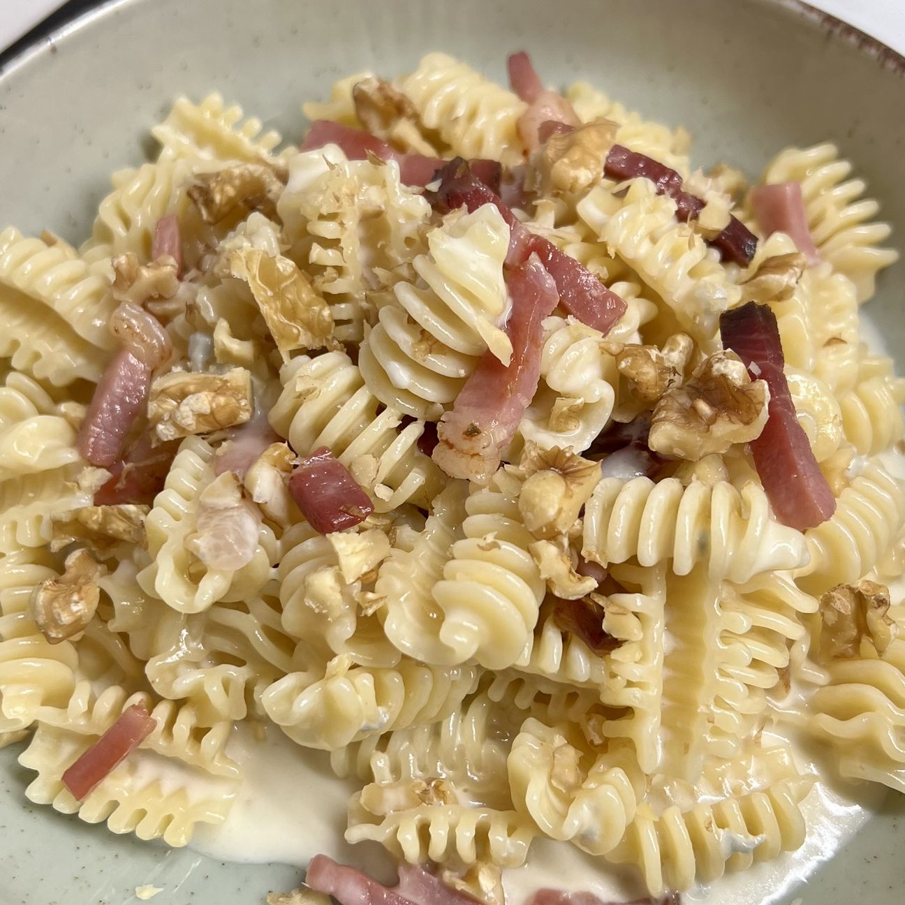 Radiatori, salsa ai formaggi, speck e noci