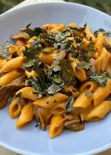 Ricetta Penne cremose alla zucca, funghi e chips di cavolo nero