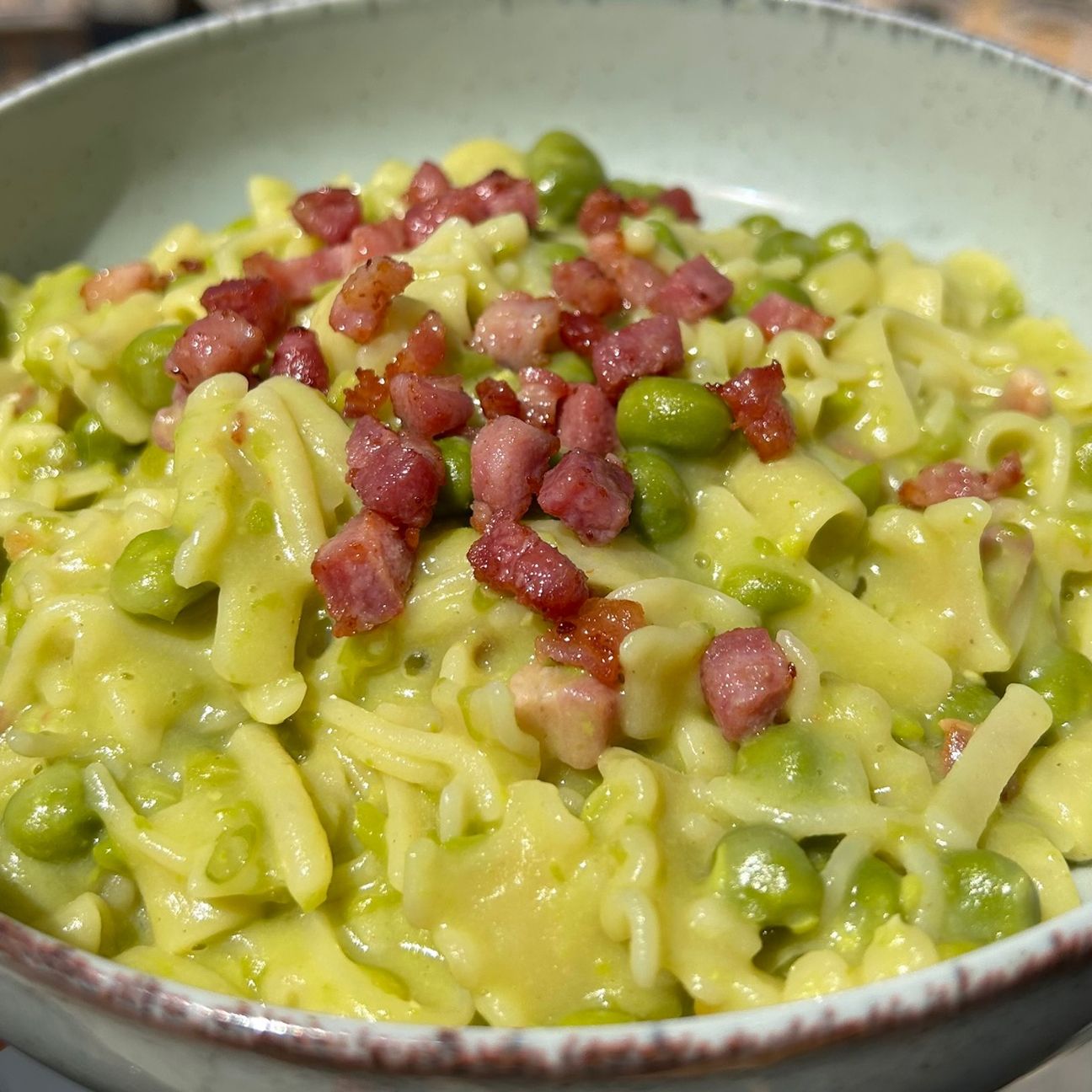 Pasta cremosa con piselli e pancetta croccante