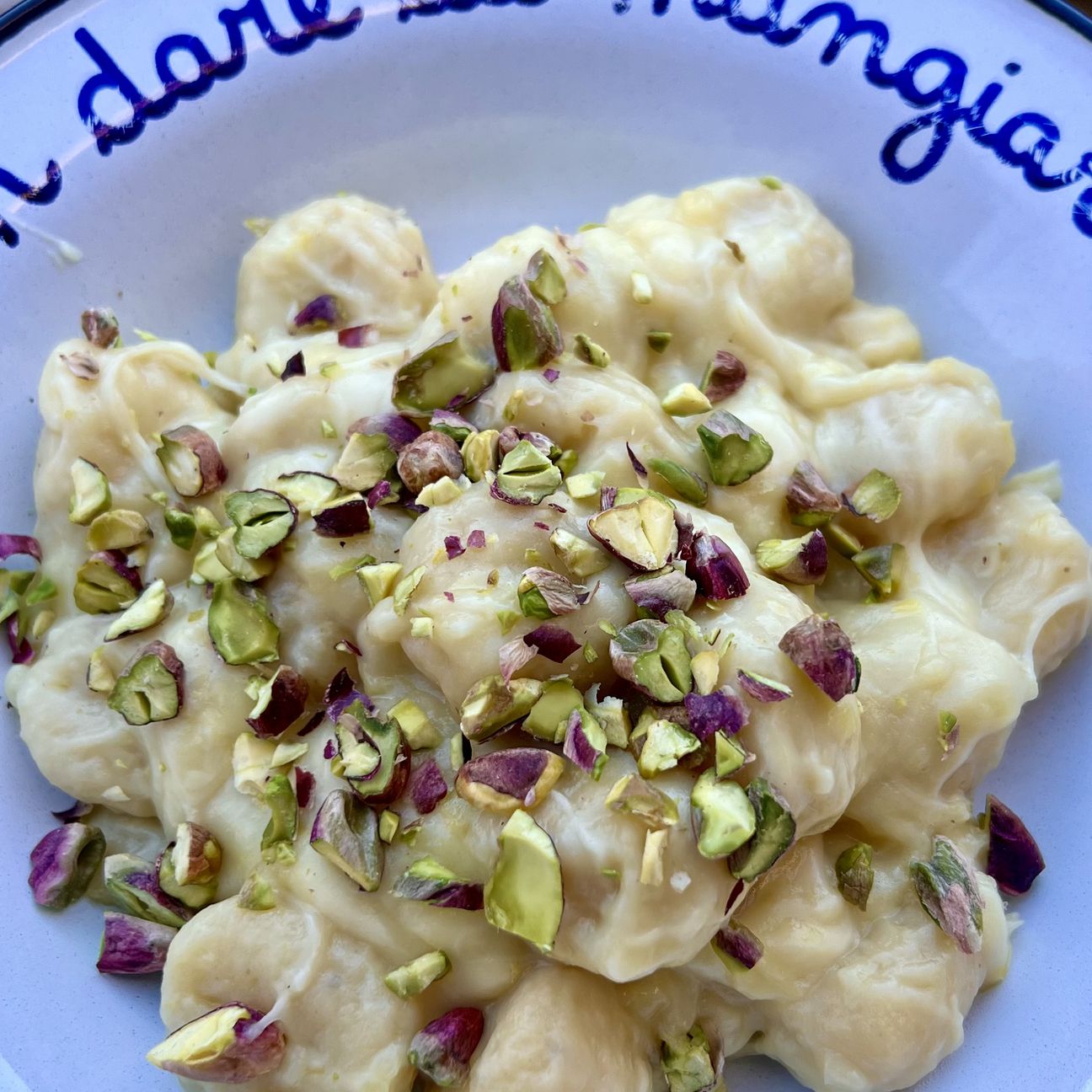 Gnocchi filanti con crema di patate e porri