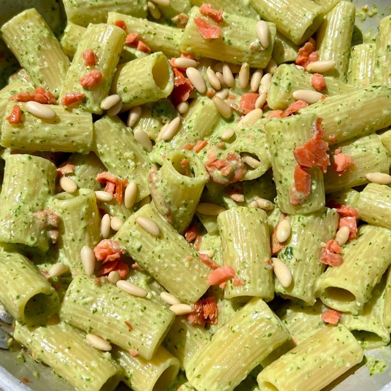 RIGATONI con CREMA di BASILICO e ROBIOLA E SALMONE AFFUMICATO
