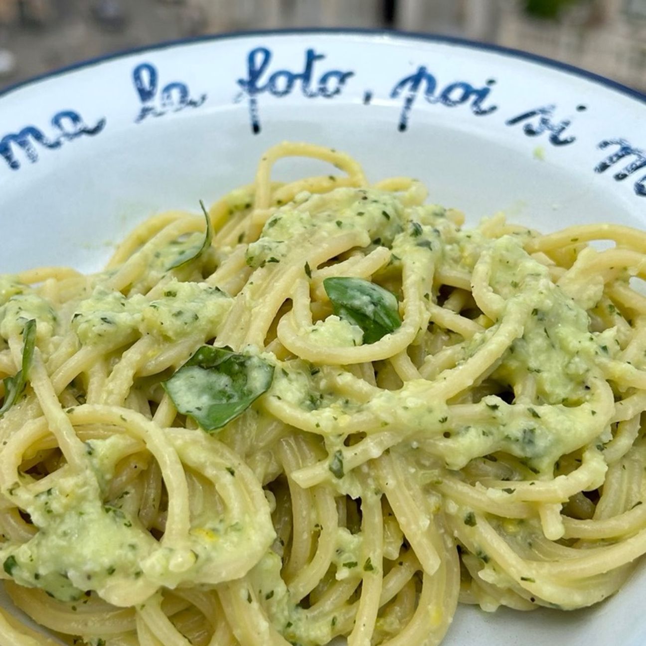 Spaghetti con pesto di limone e basilico