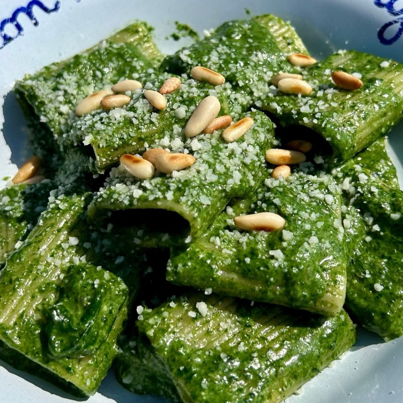 Gigantoni con pesto di spinaci, pinoli e pecorino