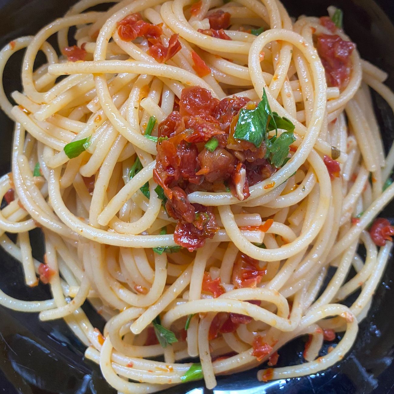 Spaghetti capuliatu di pomodori secchi