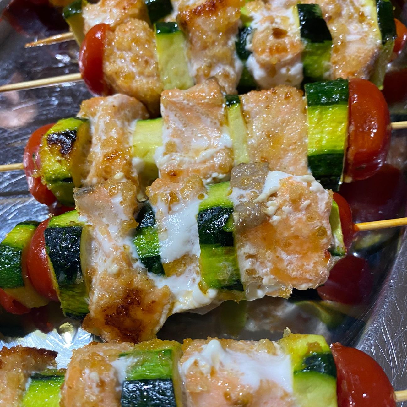 Spiedini di salmone e zucchine