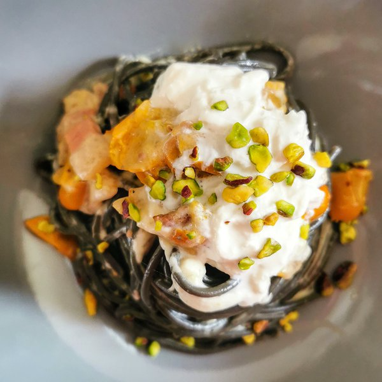 Spaghetti al nero di seppia colorato