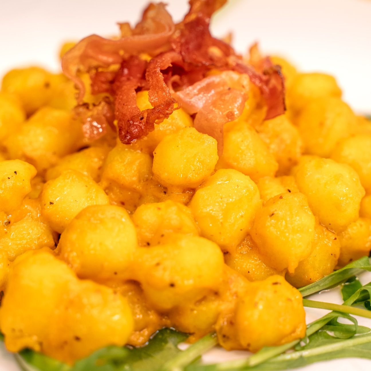 Gnocchi allo zafferano e speck croccante