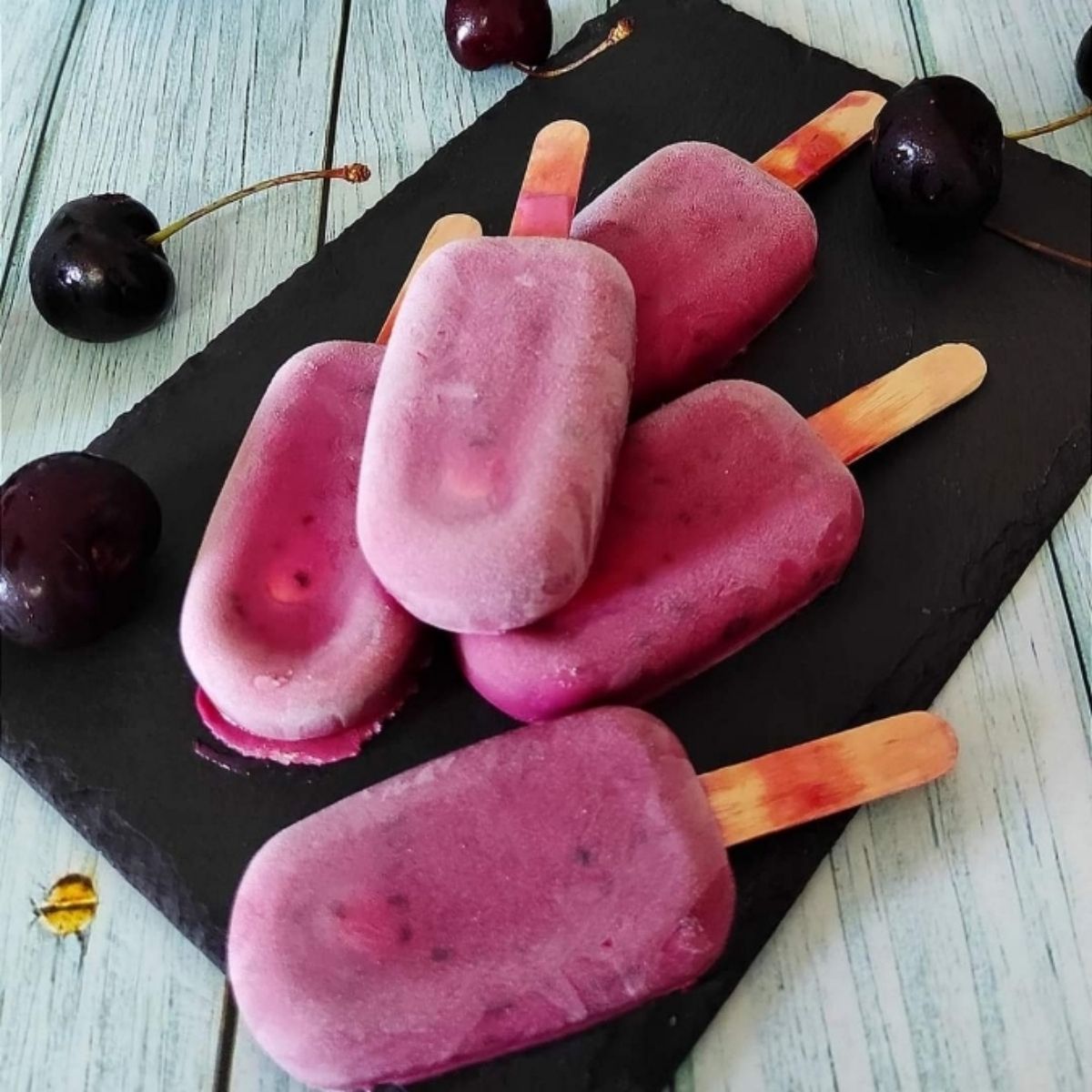Gelato su stecco ciliegie e yogurt