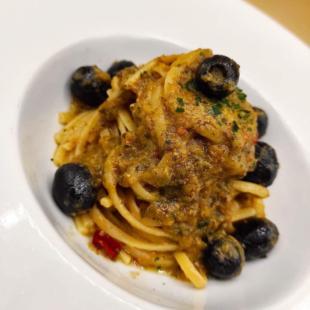 Linguine alla puttanesca gialla e tonno