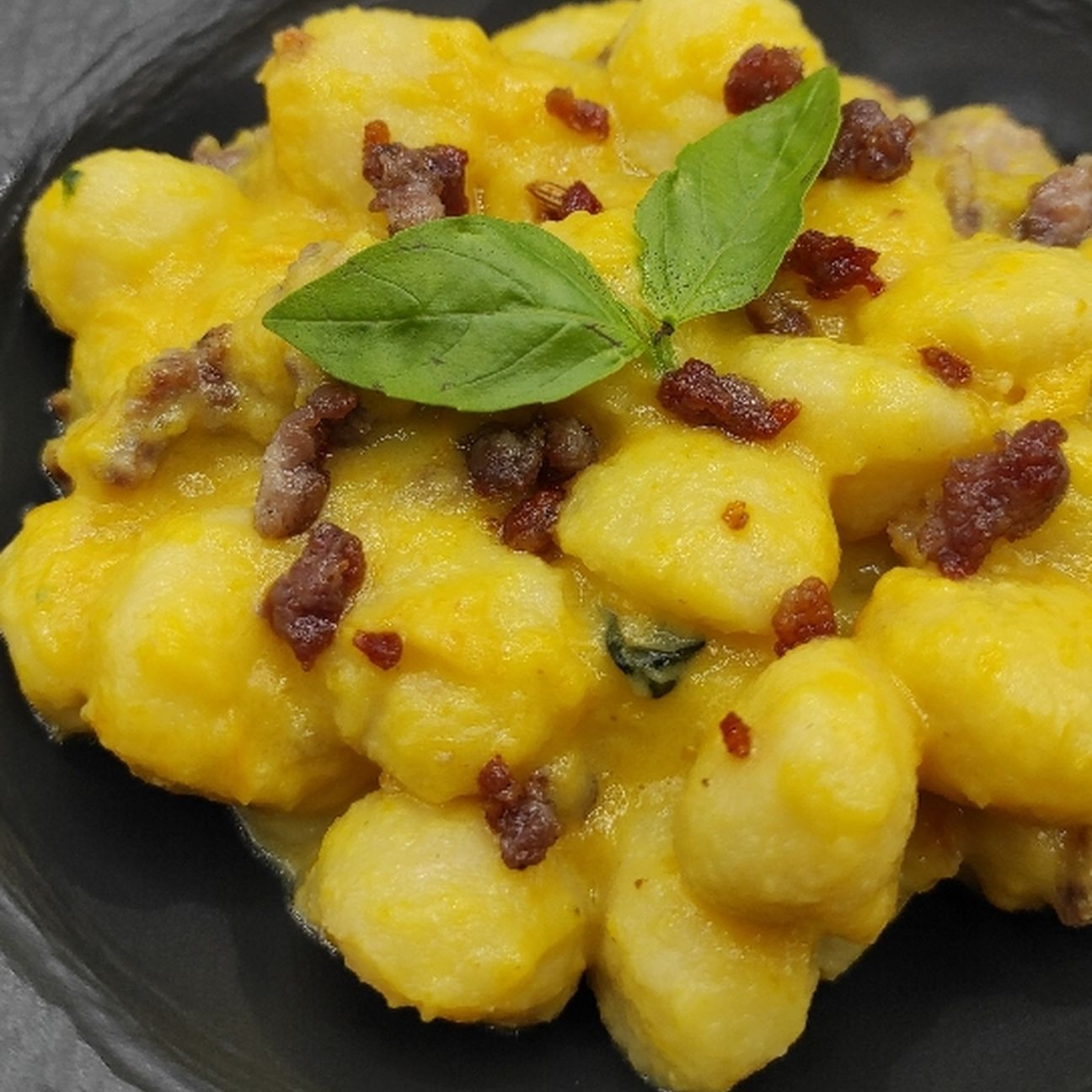 Gnocchetti con crema di peperoni e salsiccia