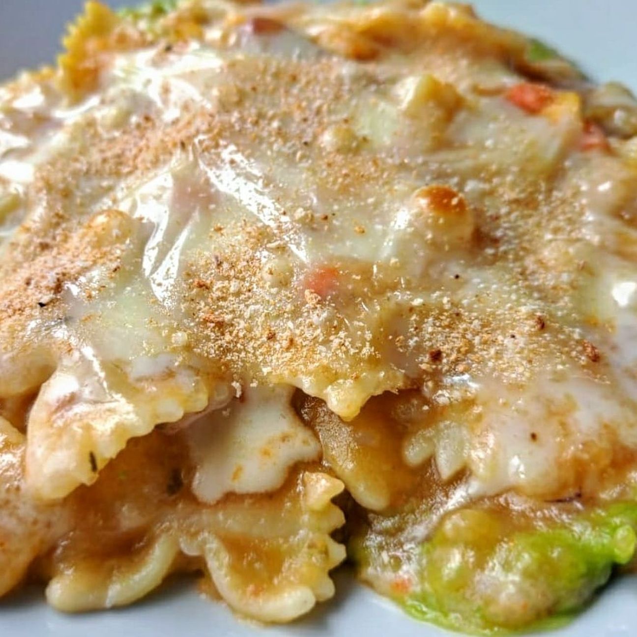 Pasta e patate al forno con crema di piselli