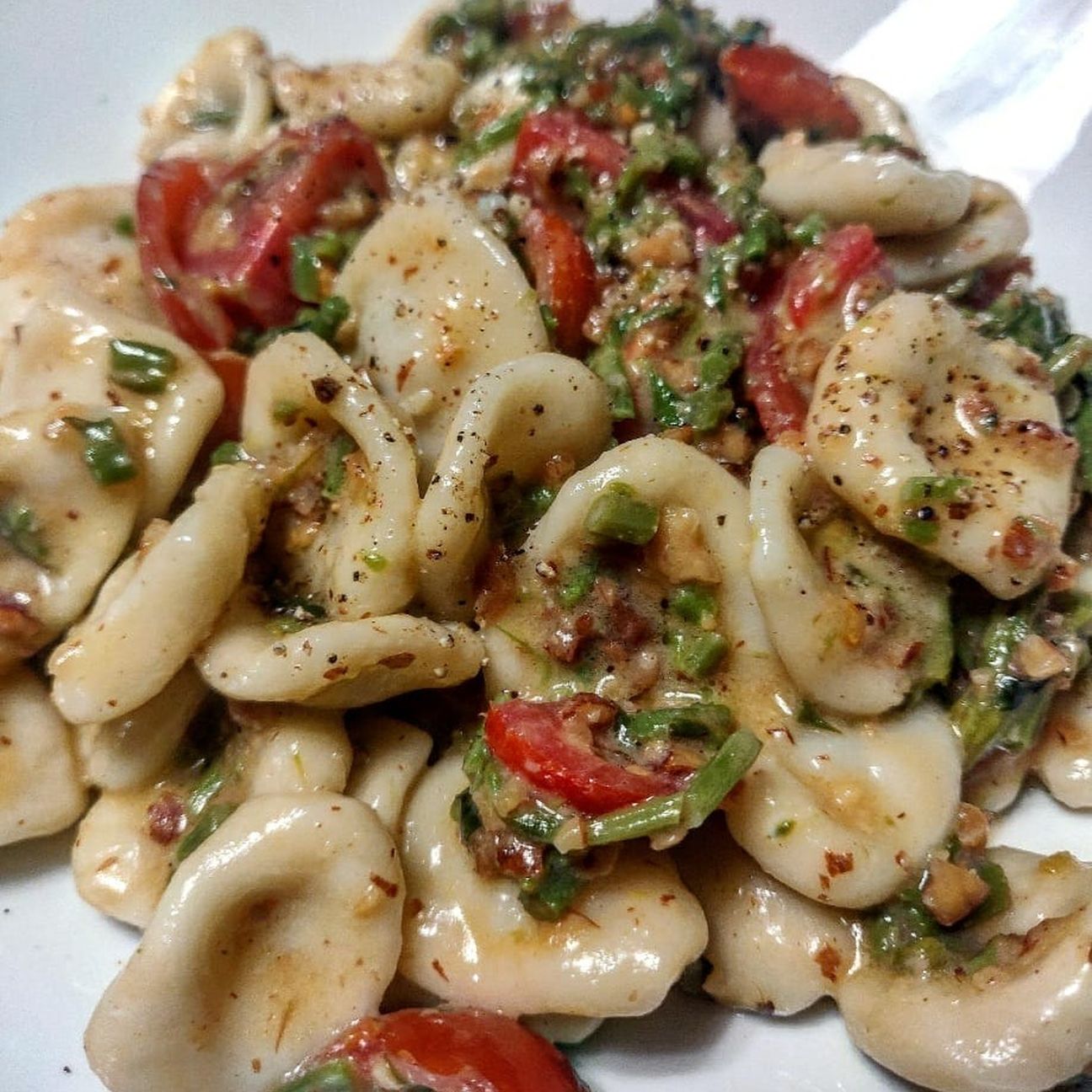 Orecchiette fatte in casa con asparagi, pomodorini e mandorle tostate
