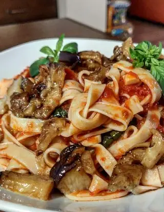 Ricetta Tagliatelle fatte in casa con salsa di pomodoro e melanzane fritte di PierluigiMiraglia