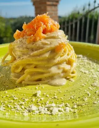 Immagine ricetta Cacio e pepe con tartara di salmone e lime.