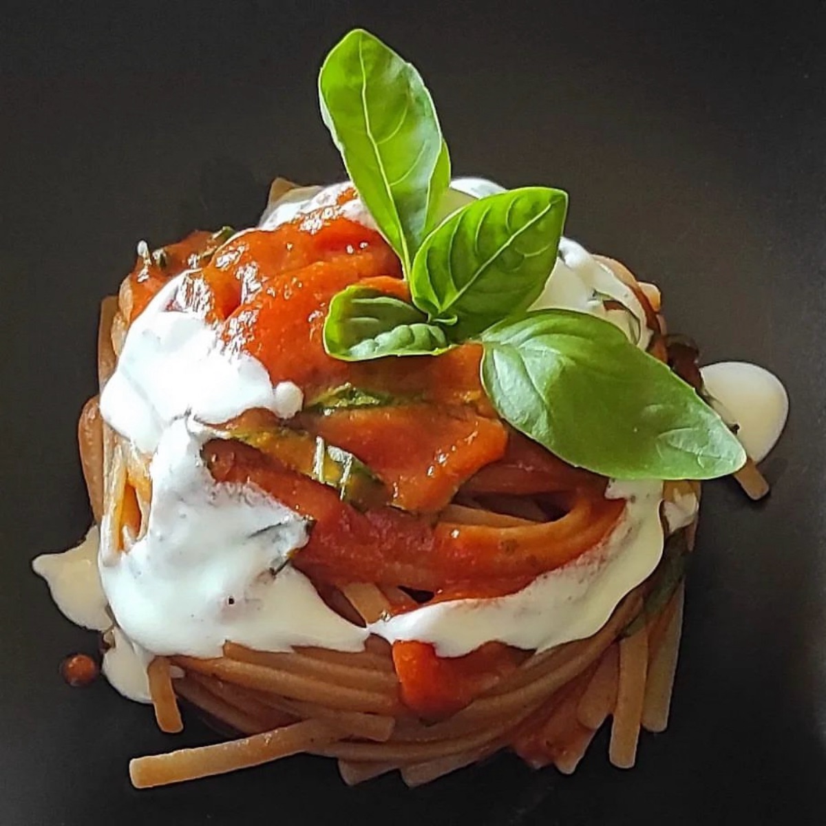 Spaghetti integrali “Felicia” con salsa al pomodoro e basilico con  stracciatella