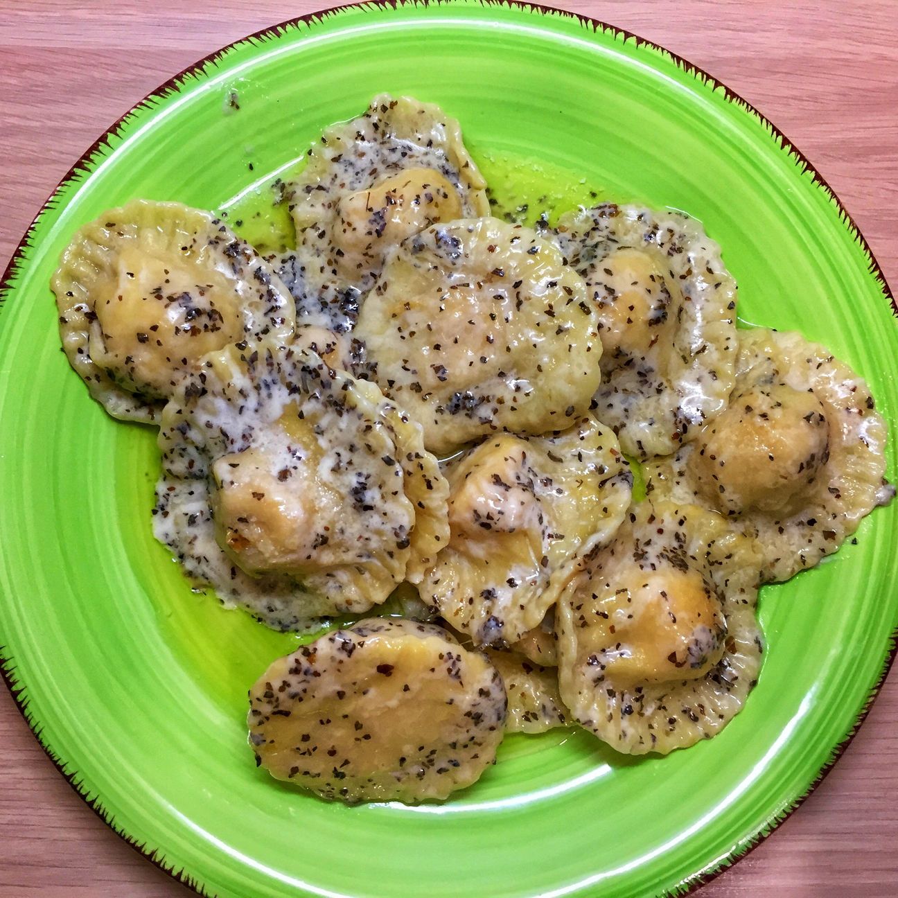 Ravioli ripieni di ricotta e spinaci fatti in casa