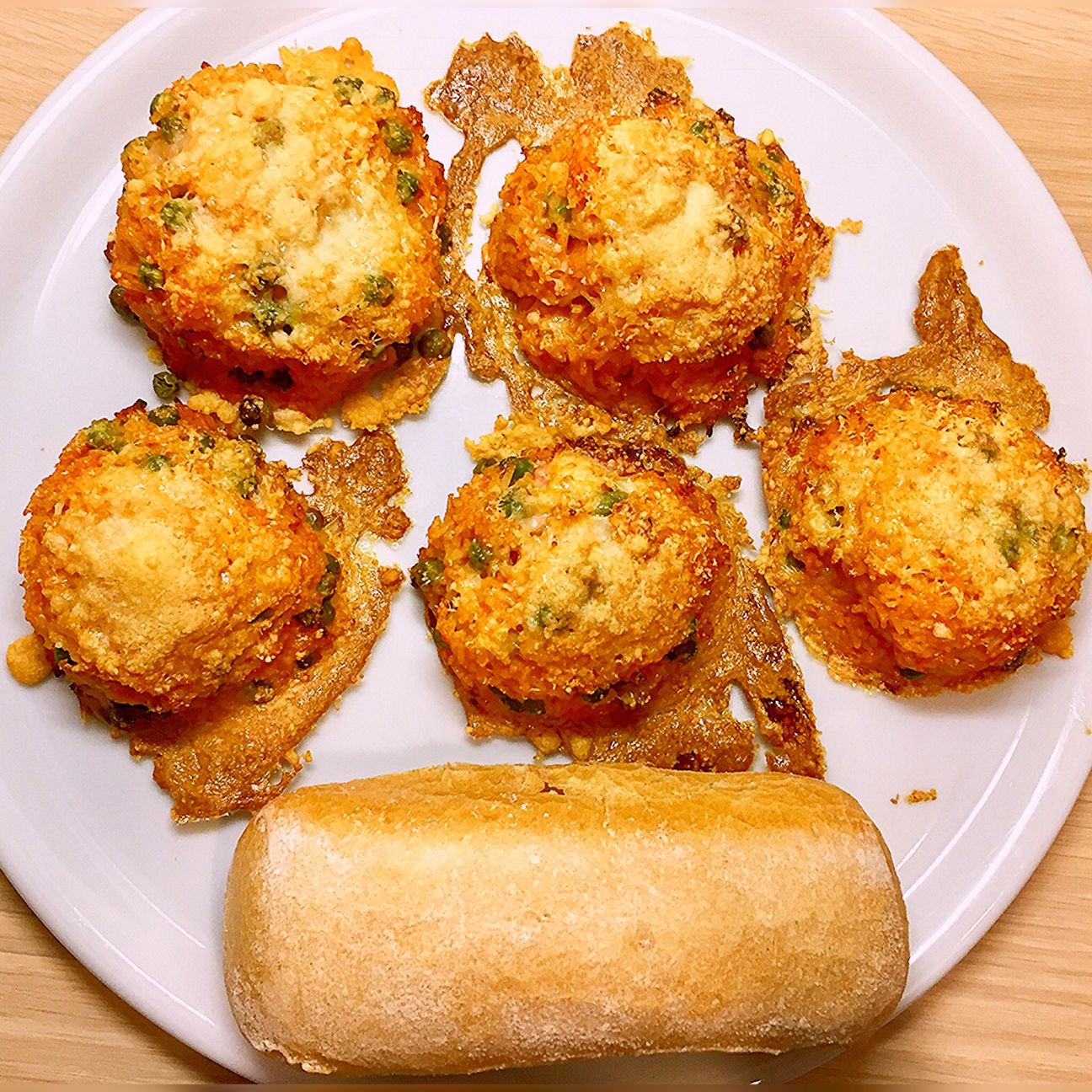 Arancini di riso light al forno con piselli ripieni di prosciutto e formaggio filante