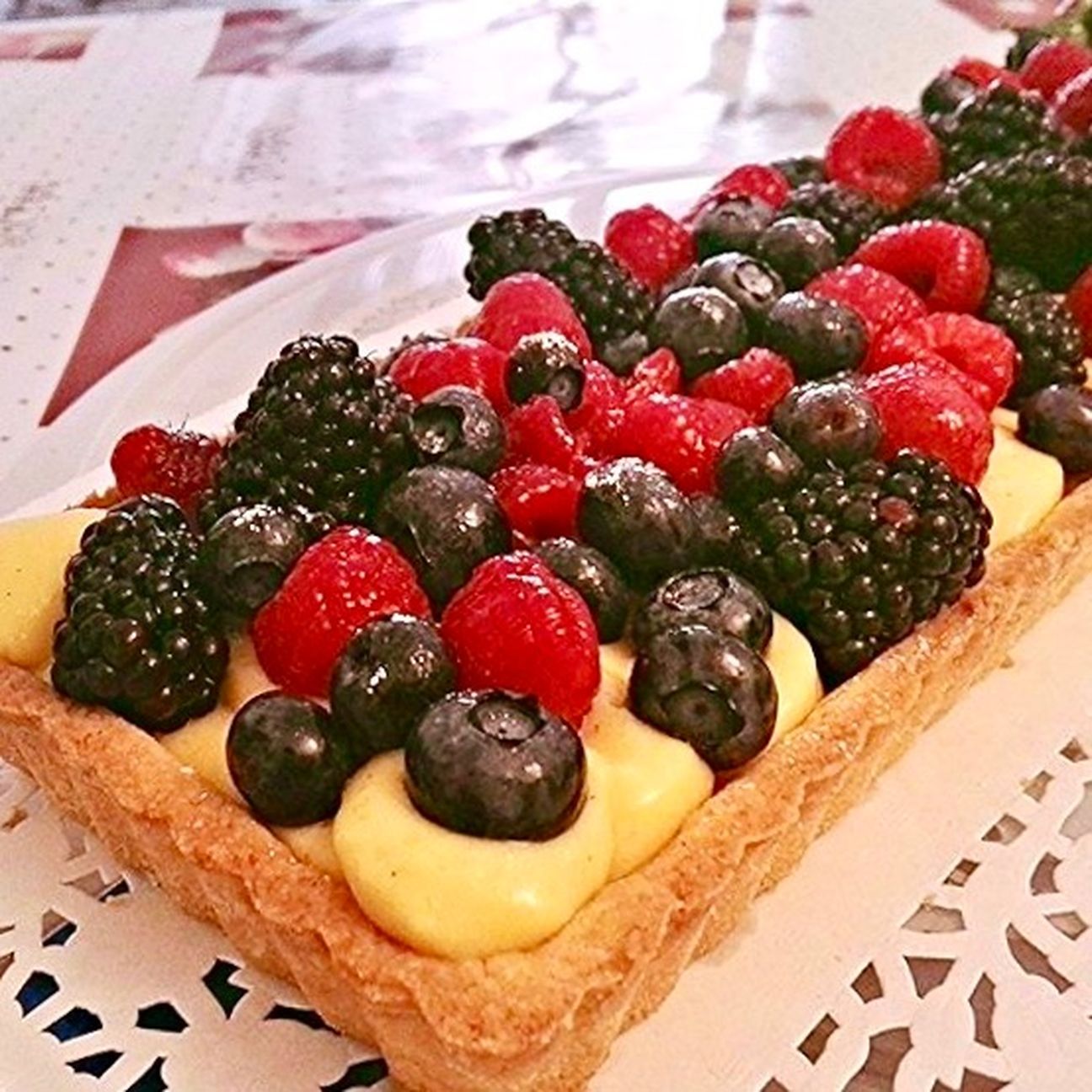 Crostata di pasta frolla morbida con crema pasticciera senza farina e frutti di bosco
