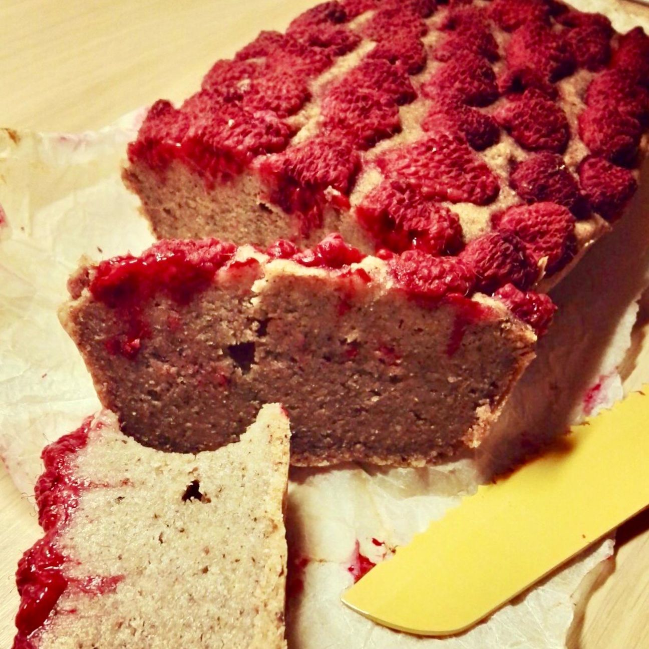 Banana bread vegano e senza glutine con lamponi