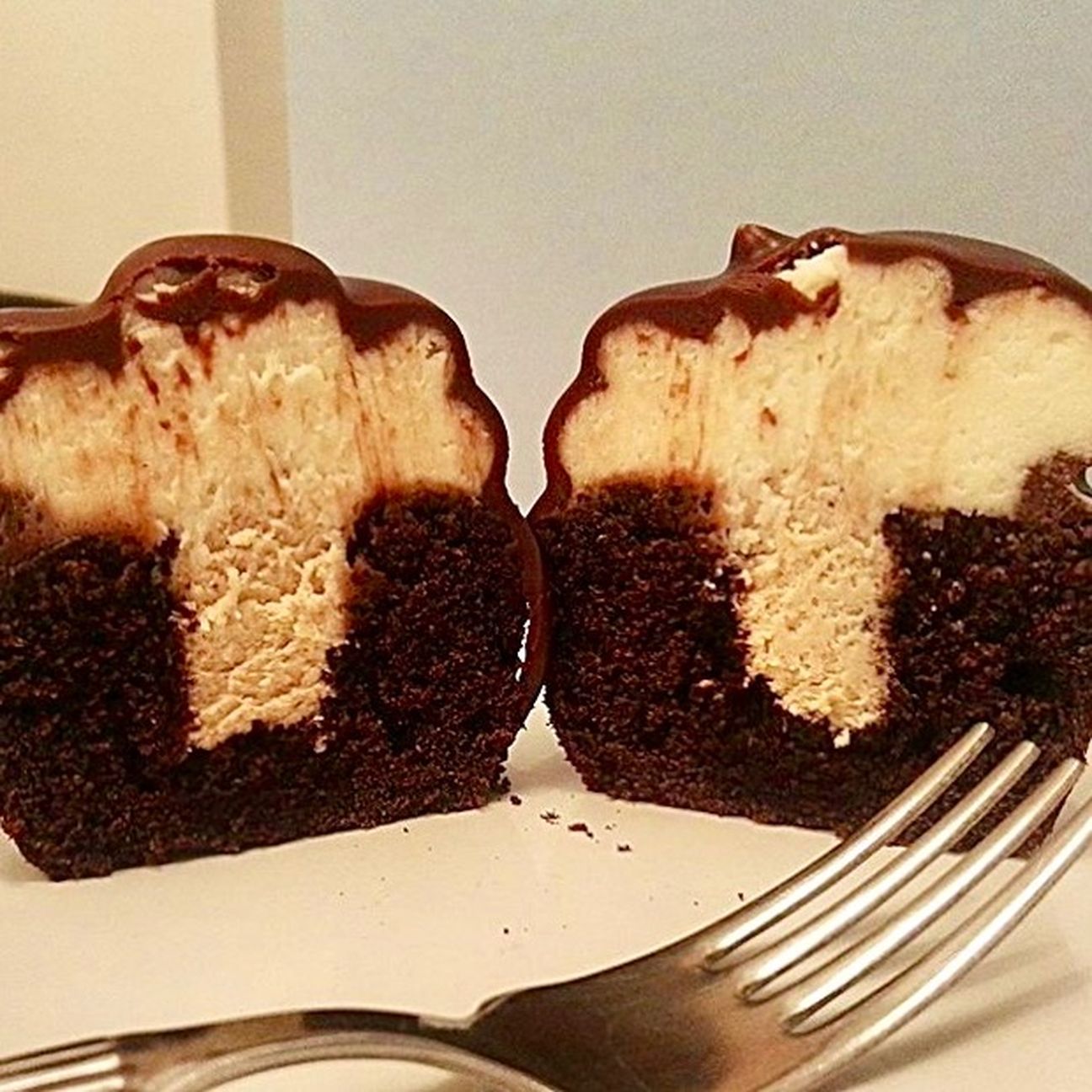 Tiramisù da passeggio - tortini al cioccolato e kahlua (liquore al caffè) ripieni di crema allo Sheridan (crema di liquore al caffè) con crema montata al mascarpone e ganache al cioccolato fondente